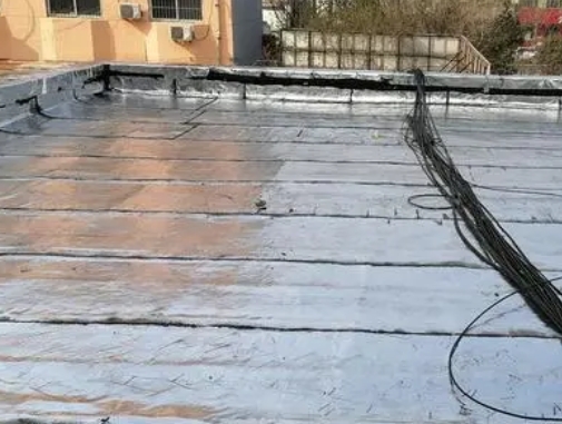 灌云卫生间漏水维修公司分享下灌云屋面楼顶防水刚性防水层施工要点。